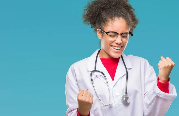 Junge Afroamerikanische Ärztin Mit Isoliertem Hintergrund Sehr Glücklich Und Aufgeregt — Stockfoto