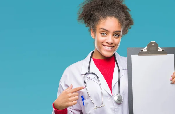 Junge Afroamerikanische Ärztin Hält Klemmbrett Über Isolierten Hintergrund Mit Überraschung — Stockfoto