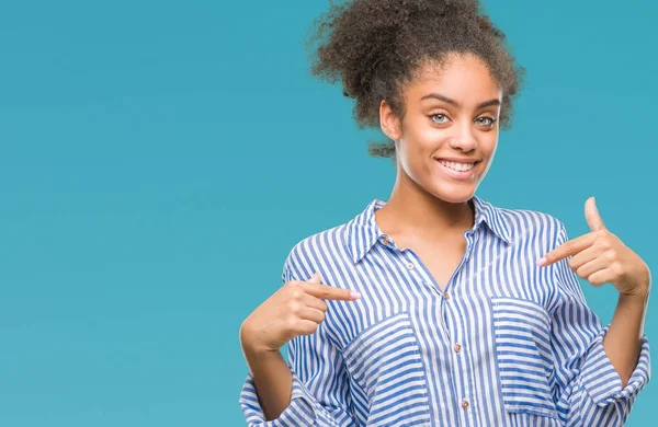 Jovem Afro Americana Sobre Fundo Isolado Olhando Confiante Com Sorriso — Fotografia de Stock