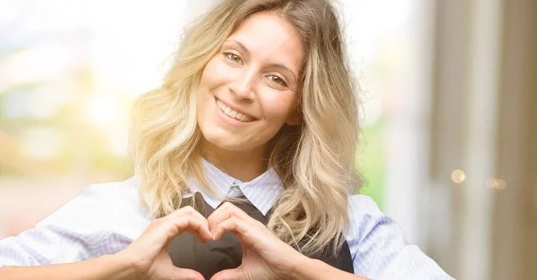 Joven Dueño Tienda Vistiendo Delantal Negro Feliz Mostrando Amor Con — Foto de Stock