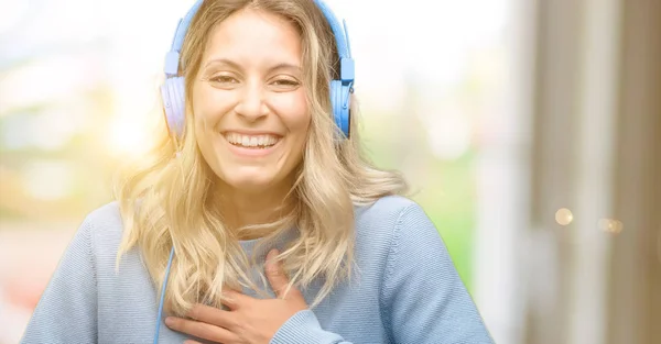 Mooie Jongedame Luisteren Naar Muziek Zelfverzekerd Blij Met Een Grote — Stockfoto