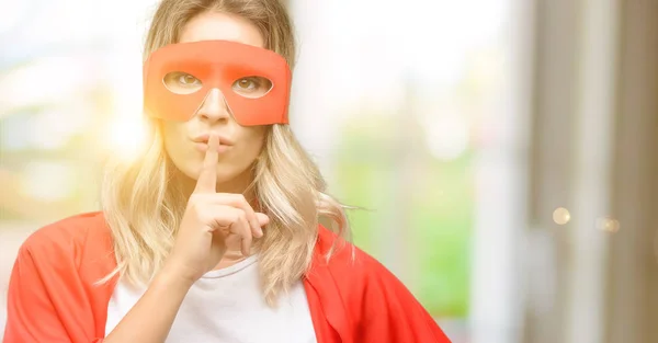 Jonge Super Held Vrouw Dragen Cape Met Wijsvinger Lippen Vragen — Stockfoto