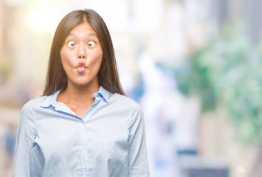 Genç Asyalı iş kadını izole arka plan yapma balık yüzüne dudaklı, çılgın ve komik bir jest. Komik ifade.