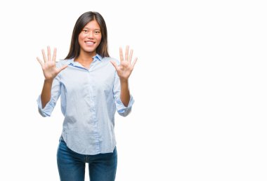 Genç Asyalı iş kadını gösterilen ve parmakları ile işaret izole arka plan üzerinde kendinden emin ve mutlu gülümseyerek süre on numara.