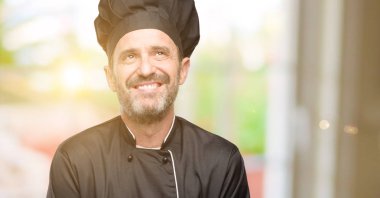Kıdemli şef şapka düşünme ve şüphe ifade arıyorum giyen adam, yemek ve merak ediyorum