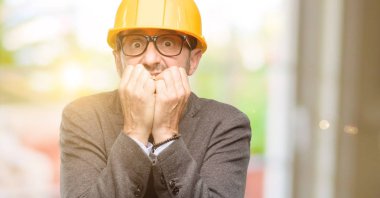 Üst düzey mimar ya da korkmuş ve sinir anksiyete ve panik jest, bunalmış ifade