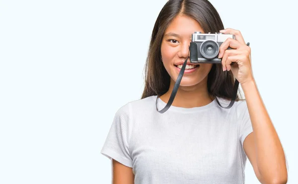 Junge Asiatische Frau Hält Vintagera Fotokamera Über Isoliertem Hintergrund Mit — Stockfoto