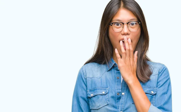 Jonge Aziatische Vrouw Bril Geïsoleerde Achtergrond Geschokt Mond Met Handen — Stockfoto