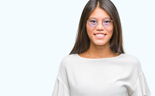 Mladá Asijská Žena Nosí Brýle Izolované Pozadí Príma Úsměvem Tváři — Stock fotografie