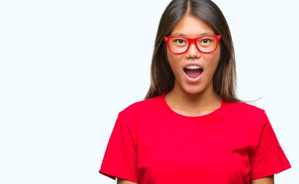 Jovem Mulher Asiática Vestindo Óculos Sobre Fundo Isolado Com Medo — Fotografia de Stock