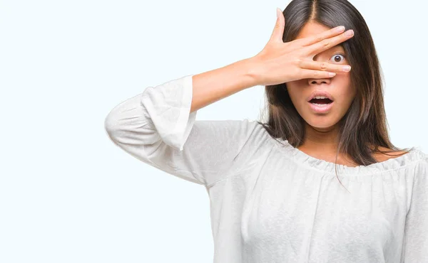 Joven Mujer Asiática Sobre Fondo Aislado Asomándose Shock Cubriendo Cara — Foto de Stock