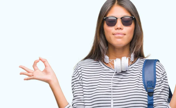 Joven Estudiante Asiática Mujer Con Auriculares Mochila Sobre Fondo Aislado —  Fotos de Stock