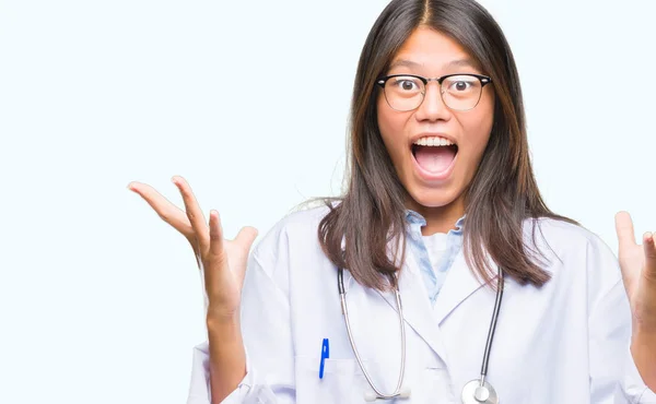 Młody Lekarz Azjatyckie Kobiety Nad Białym Tle Obchodzi Crazy Zdziwiony — Zdjęcie stockowe
