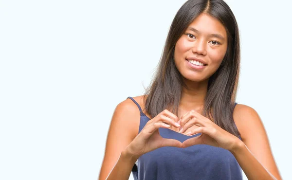 Giovane Donna Asiatica Sfondo Isolato Sorridente Amore Mostrando Simbolo Del — Foto Stock