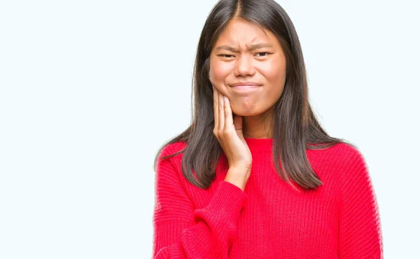 若いアジアの女性は 歯痛や歯の歯科病気のため痛みを伴う式で手で口に触れて分離の背景に冬のセーターを着ています 歯医者コンセプト — ストック写真