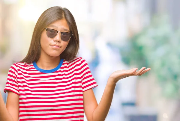 Junge Asiatische Frau Mit Sonnenbrille Über Isoliertem Hintergrund Ahnungslos Und — Stockfoto