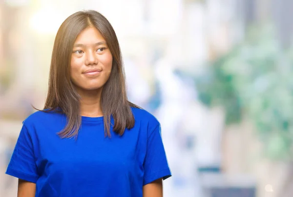 Joven Asiática Mujer Sobre Aislado Fondo Sonriendo Mirando Lado Mirando —  Fotos de Stock