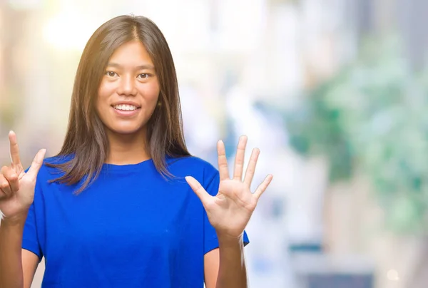 Young Asian Woman Isolated Background Showing Pointing Fingers Number Seven — Stock Photo, Image