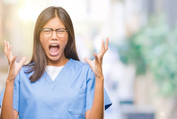 Młoda Azjatka Lekarz Kobieta Białym Tle Crazy Mad Krzycząc Krzycząc — Zdjęcie stockowe