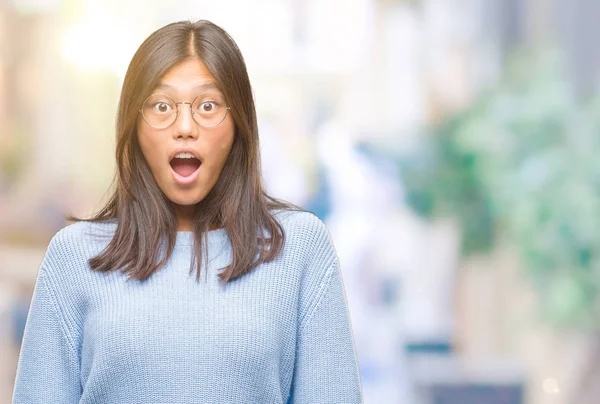 Jonge Aziatische Vrouw Winter Trui Dragen Geïsoleerde Achtergrond Bang Geschokt — Stockfoto