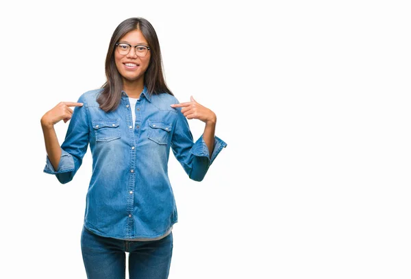 Młoda Kobieta Azjatyckich Okularach Białym Tle Patrząc Pewny Siebie Uśmiechem — Zdjęcie stockowe