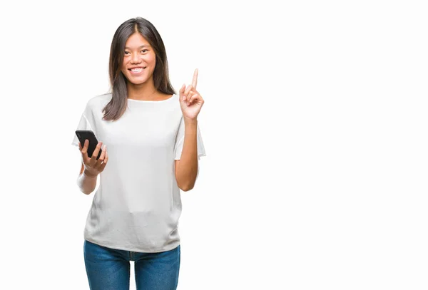 年轻的亚洲妇女发短信使用智能手机在孤立的背景下惊讶的想法或问题 手指与快乐的脸 — 图库照片