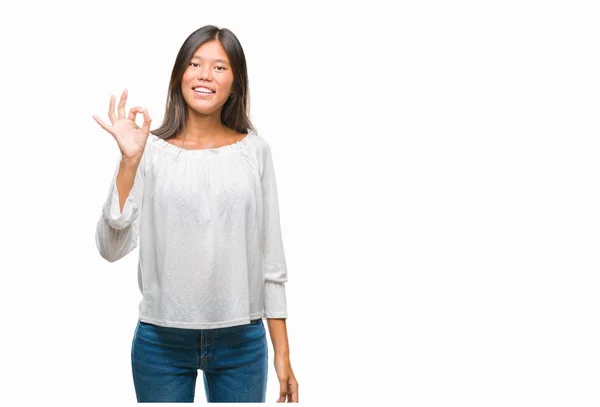 年轻的亚洲妇女在孤立的背景微笑积极做 标志与手和手指 成功表达式 — 图库照片