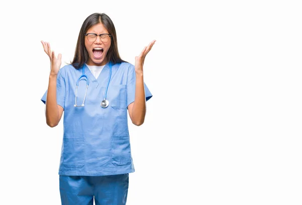以上の若いアジア医師女性分離背景を祝う狂牛病と腕との成功のために狂気悲鳴上げられたとクローズの目興奮します 勝者の概念 — ストック写真