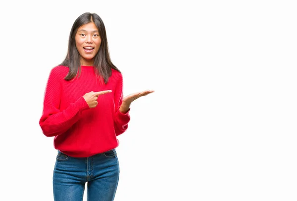 Giovane Donna Asiatica Indossa Maglione Invernale Sfondo Isolato Stupito Sorridente — Foto Stock