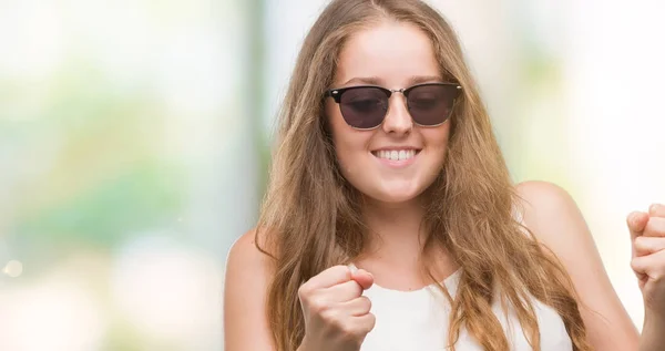 Junge Blonde Frau Mit Sonnenbrille Sehr Glücklich Und Aufgeregt Dabei — Stockfoto