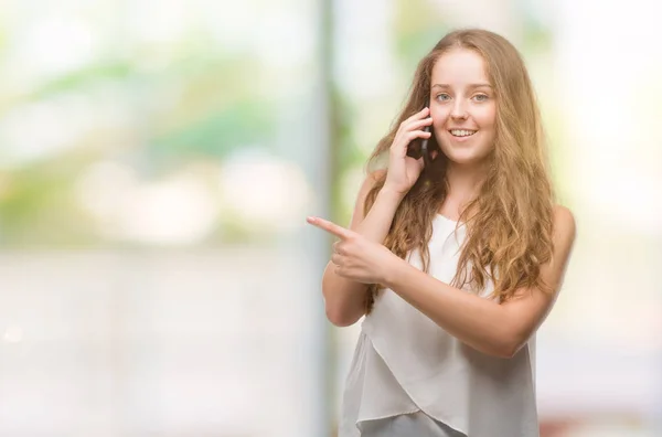 Parmak Ile Tarafına Işaret Çok Mutlu Smartphone Kullanan Genç Sarışın — Stok fotoğraf