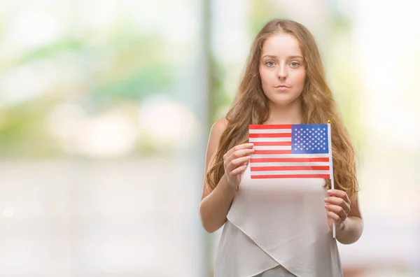 Mujer Rubia Joven Sosteniendo Bandera Con Una Expresión Confianza Cara —  Fotos de Stock