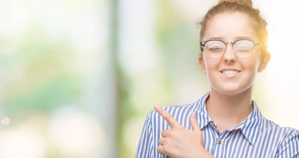 Ung Blond Affärskvinna Som Glada Med Ett Leende Ansiktet Pekar — Stockfoto