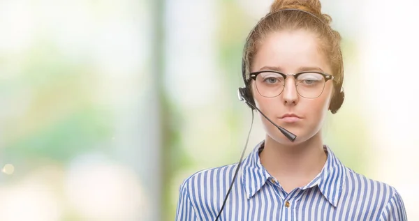 Jonge Blonde Call Center Operator Vrouw Met Een Vertrouwen Expressie — Stockfoto