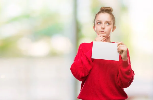 Unga Blonda Kvinnan Håller Reklam Banner Allvarligt Ansikte Tänka Frågan — Stockfoto