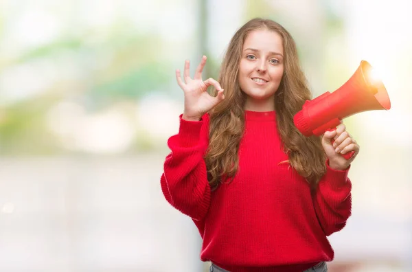 Jonge Blonde Vrouw Met Rode Megafoon Doen Teken Met Vingers — Stockfoto