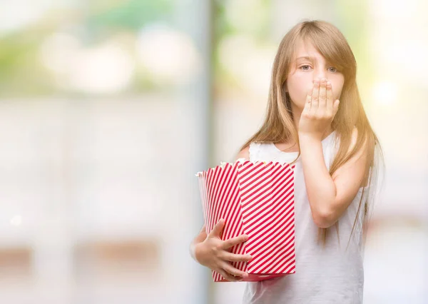 Junges Blondes Kleinkind Mit Popcornpackung Der Hand Vor Scham Über — Stockfoto