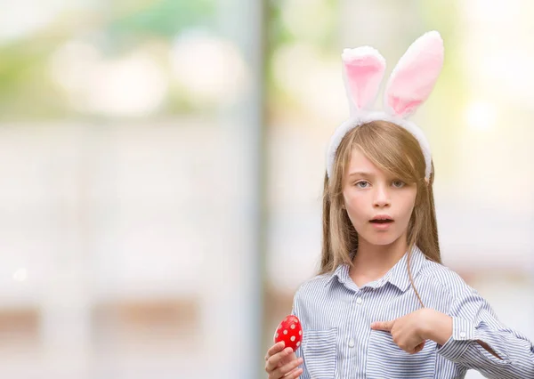 Ung Blond Barn Bär Påsk Kanin Öron Med Överraskning Ansikte — Stockfoto