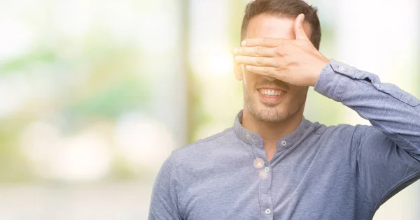 Guapo Joven Elegante Hombre Con Gafas Sonriendo Riendo Con Mano — Foto de Stock