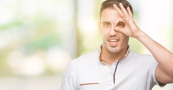 Bonito Jovem Casual Homem Vestindo Shirt Branca Com Rosto Feliz — Fotografia de Stock