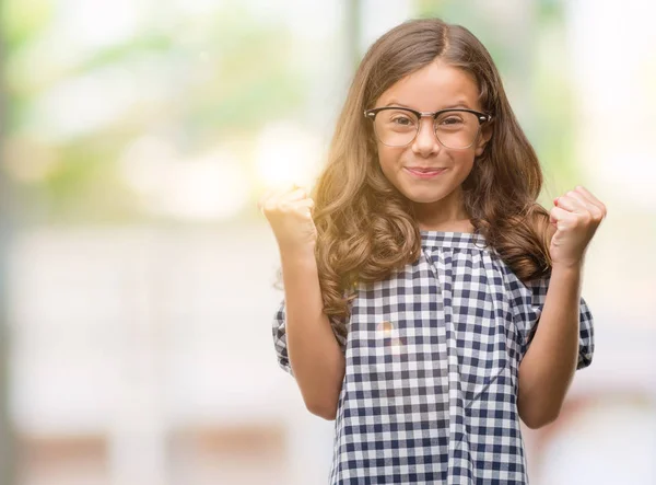 Brünettes Hispanisches Mädchen Mit Brille Schreit Stolz Und Feiert Sieg — Stockfoto