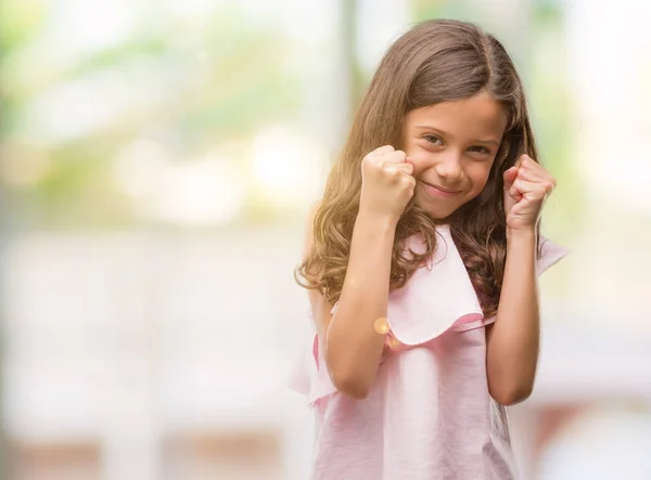 Bruna Ragazza Ispanica Indossa Abito Rosa Molto Felice Eccitato Facendo — Foto Stock