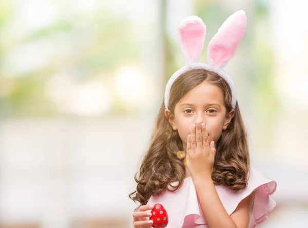 Brünettes Hispanisches Mädchen Mit Osterhasenohren Bedeckt Mund Mit Hand Geschockt — Stockfoto