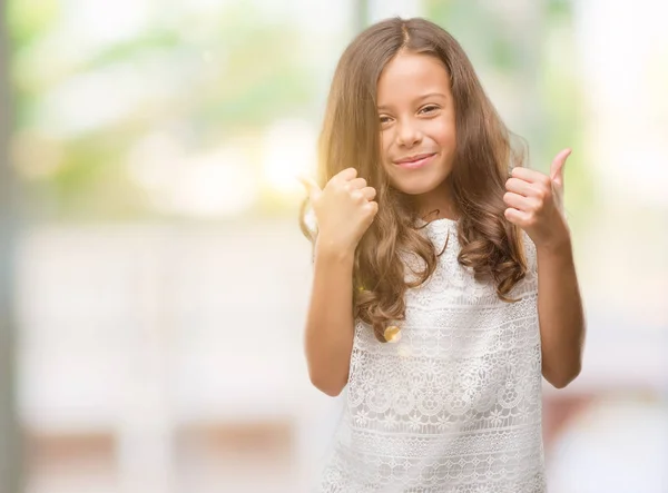 Bruna Ispanica Ragazza Segno Successo Facendo Gesto Positivo Con Mano — Foto Stock