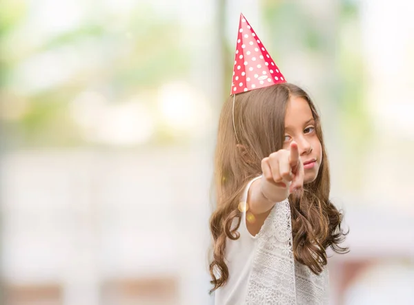 Menina Hispânica Morena Usando Chapéu Aniversário Apontando Com Dedo Para — Fotografia de Stock