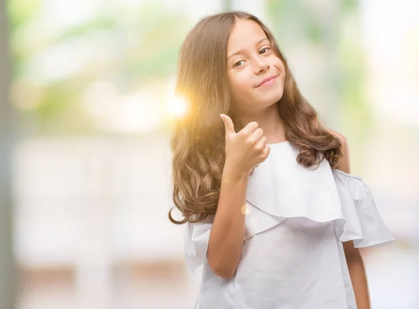 Brunett Spansktalande Tjej Gör Glad Tummen Upp Gest Med Handen — Stockfoto