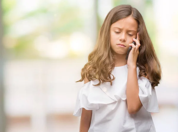 Brunette Hispanic Girl Using Smartphone Confident Expression Smart Face Thinking — Stock Photo, Image