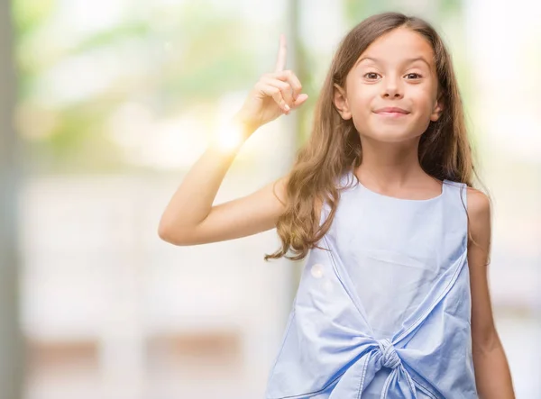 Brünettes Hispanisches Mädchen Mit Erhobenem Zeigefinger Und Erfolgreicher Idee Aufgeregt — Stockfoto