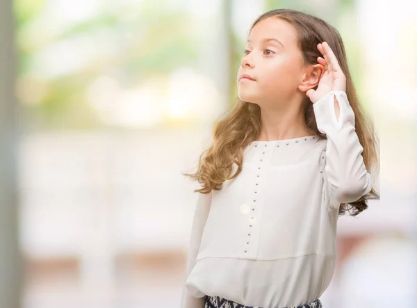 Brunette Spaanse Meisje Glimlachend Met Hand Oor Luisteren Een Hoorzitting — Stockfoto