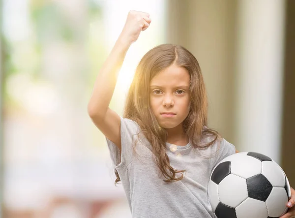 Esmer Latin Kız Futbol Futbol Topu Tutan Rahatsız Öfkeyle Çılgın — Stok fotoğraf